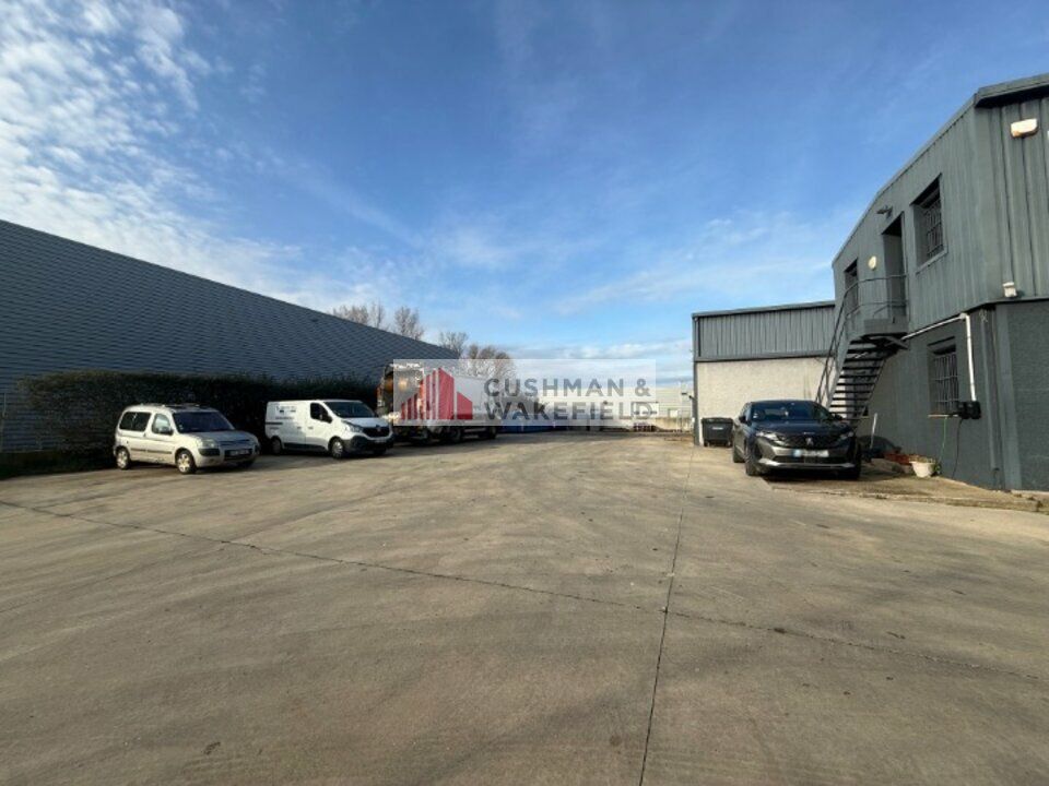 NIMES - LOCAUX D'ACTIVITES-BUREAUX A LOUER