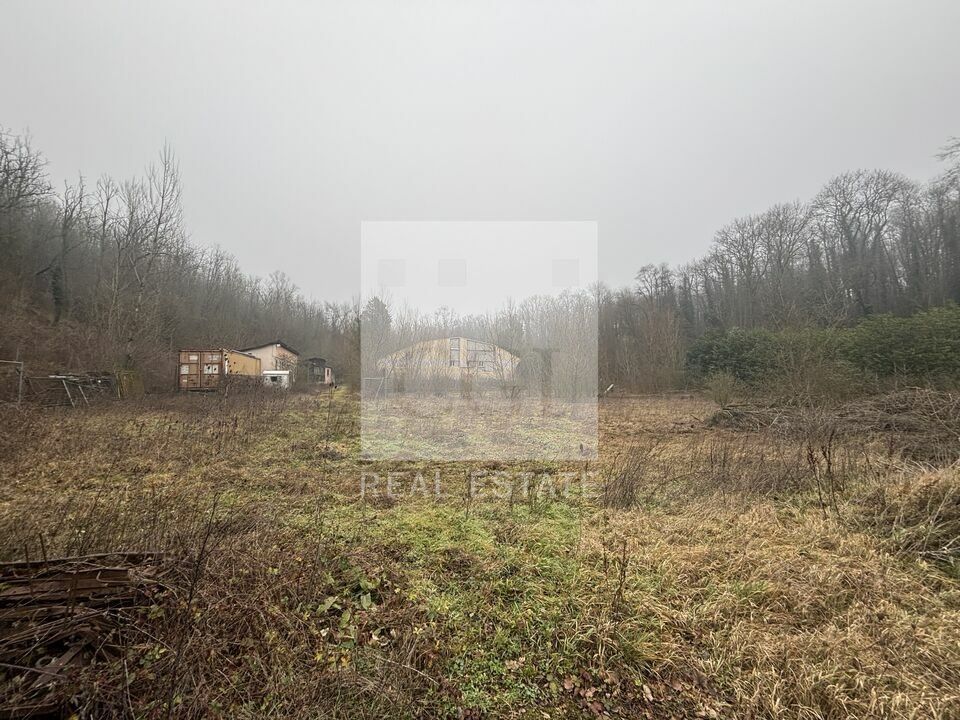 À VENDRE – ENTREPÔT AVEC GRAND TERRAIN – GENAY