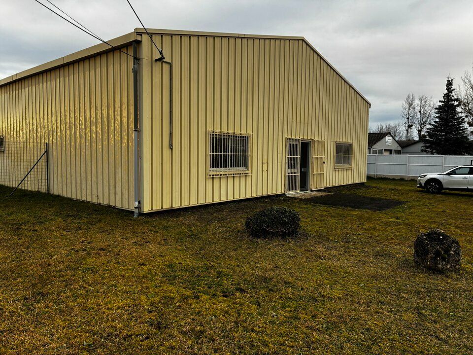 Location local d''activites 100 m² non divisibles