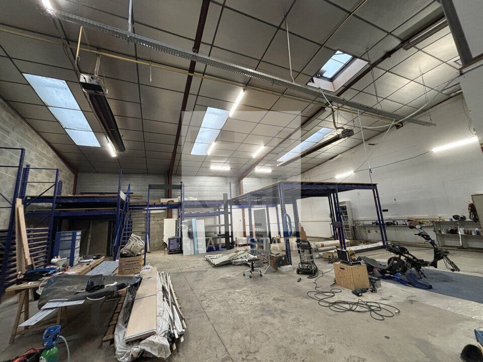 LOCAL D'ACTIVITES AVEC BELLE VISIBILITE - 551 m² - CHASSIEU