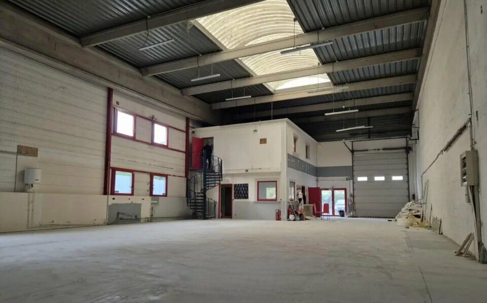 France Locaux vous propose un local d'activité et de bureaux à louer au sein d'une zone d'activité à Bondy proche des axes autoroutiers et RER E - Bondy.