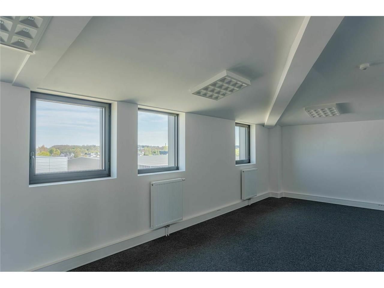 Location bureaux 76 m² à Épron