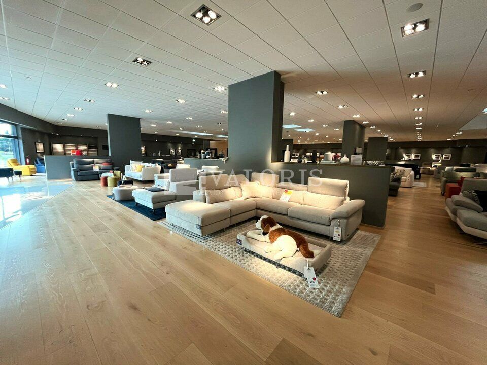 Location local commercial - 1100 m²