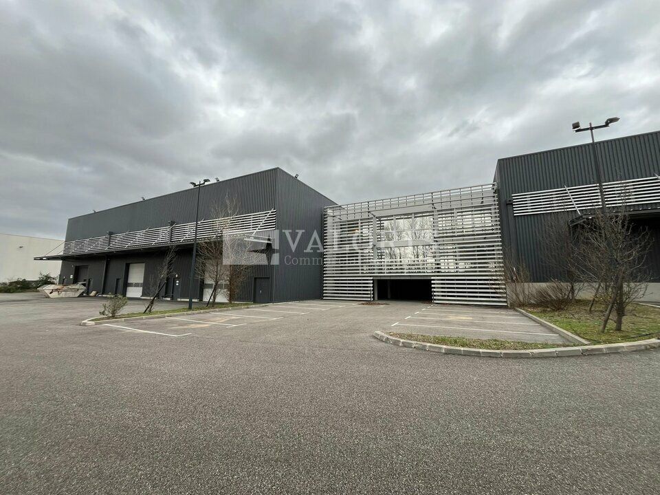 VALORIS MEDITERRANEE, vous propose, à la location, 1 937 m² de locaux d'activités en excellent état, divisibles à partir de 580m² au coeur de la zone d'activité d'Aix-en-Provence et à proximité des grands axes stratégiques.
