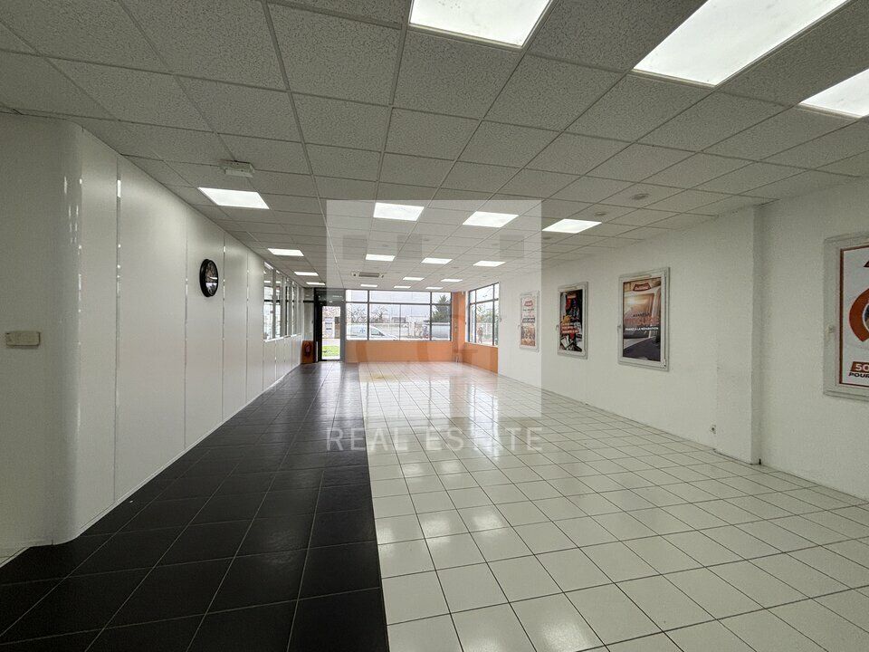 LOCAUX COMMERCIAUX A LOUER - AXE PASSANT - DECINES CHARPIEU