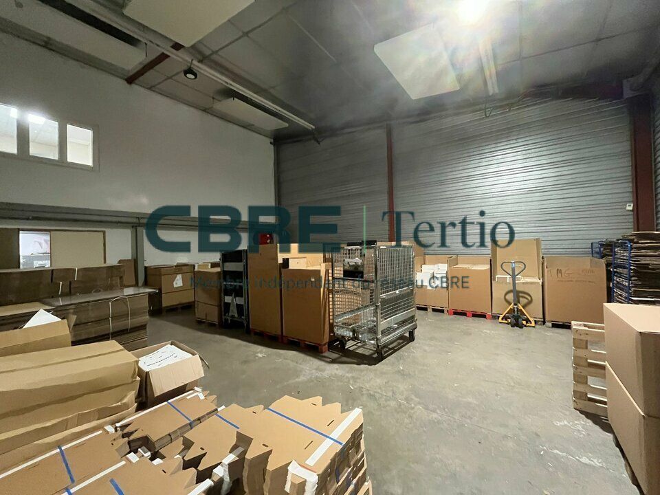 Location local d''activites 300 m² non divisibles