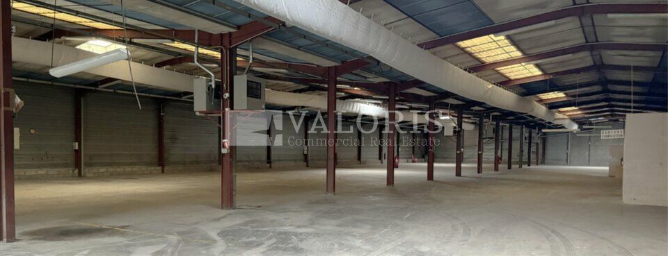 Valoris Real Estate vous propose une local commercial d'une surface de 1 978 m² à Bron dans une zone d'activité à proximité immédiate du centre-ville.