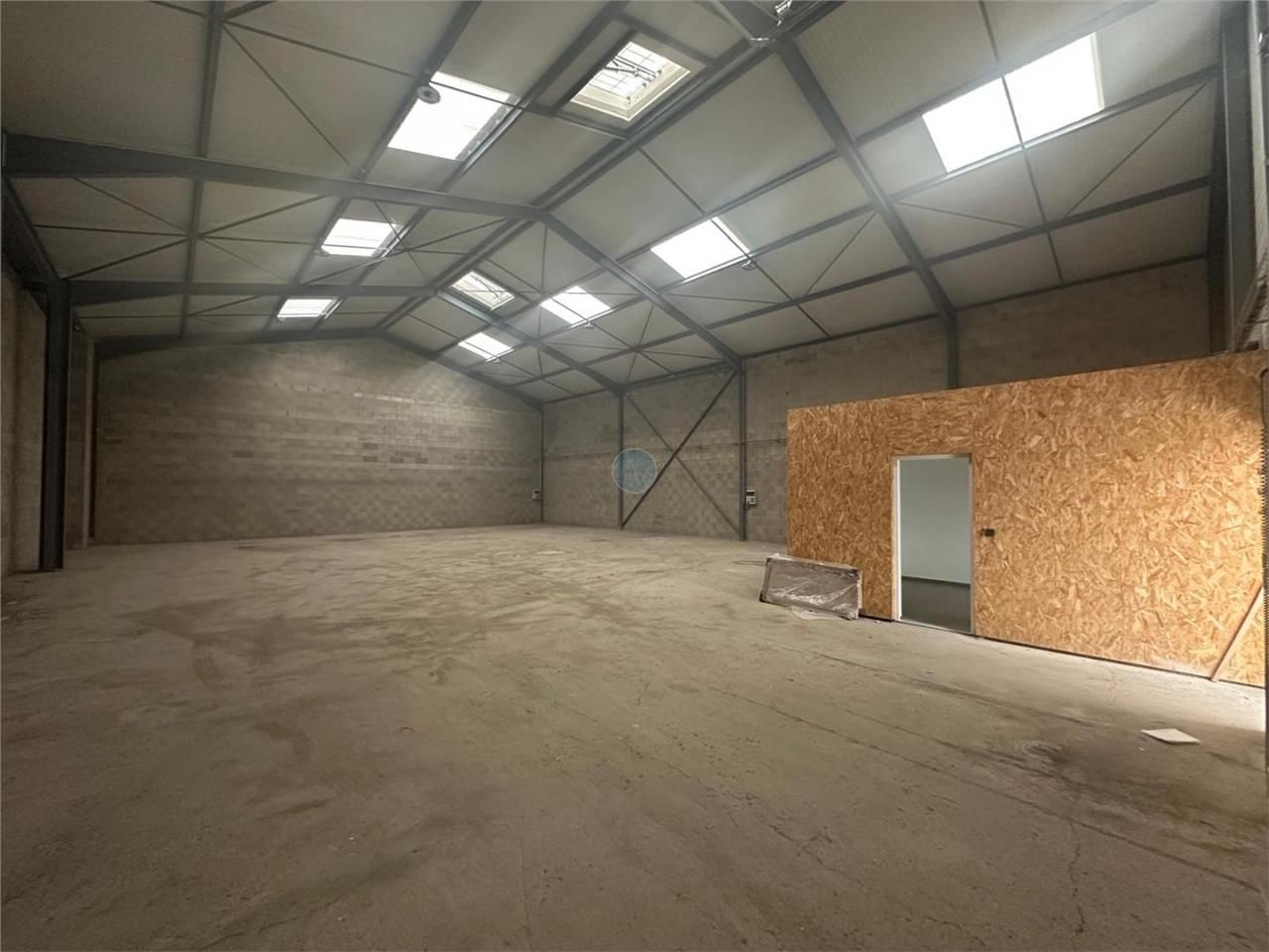 Location local 350 m² à DARVOY