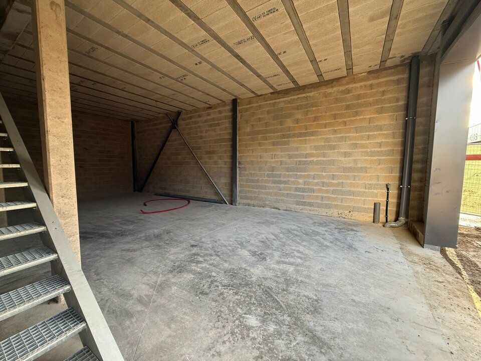  ACTI'LOG Transaction vous propose à la vente, des locaux d'activités / bureaux situés à Cormeilles en Parisis au pied de la D392 entre le pont de Bezons et l'accès à l'A15 par la patte d'Oie d'Herblay.