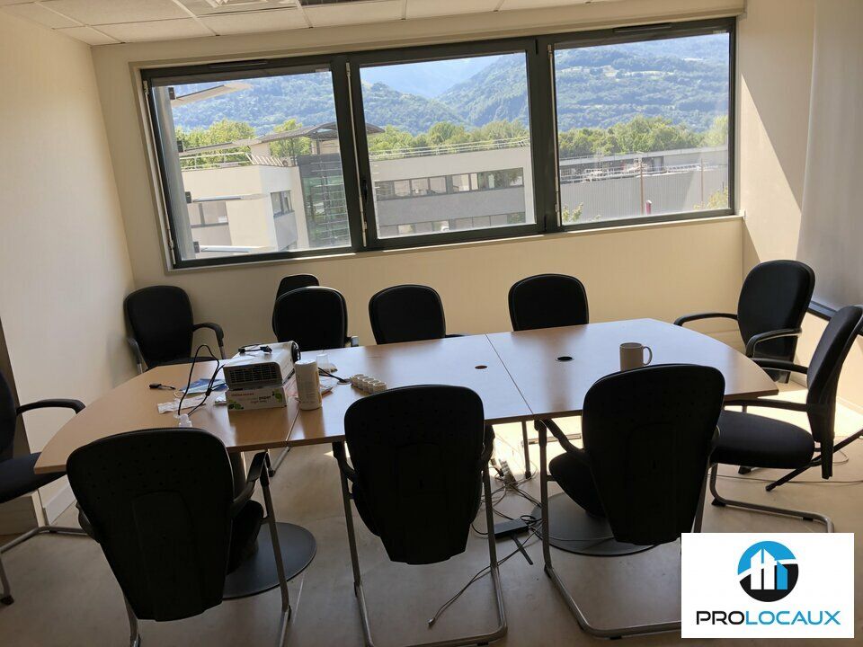 A louer à Bernin, proche Grenoble, à proximité immédiate de l'échangeur A41 Grenoble-Chambéry, deux bâtiments de bureaux de 3644m² au total (2928m² de surface utile privative), sur  3 niveaux. Ascenseur, climatisation, nombreuses places de parking.