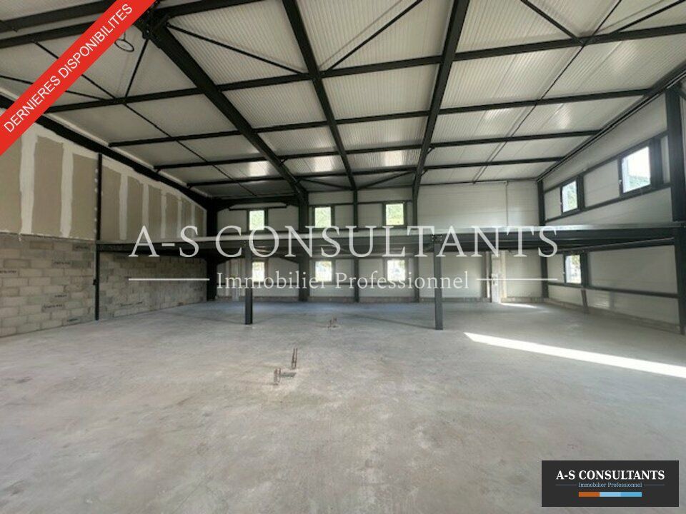 ARBIN (73800) À LOUER local d'activité neuf, surface totale de 253 m² avec mezzanine, à proximité immédiate de l'autoroute et grand axes routiers, places de parking sur le site.