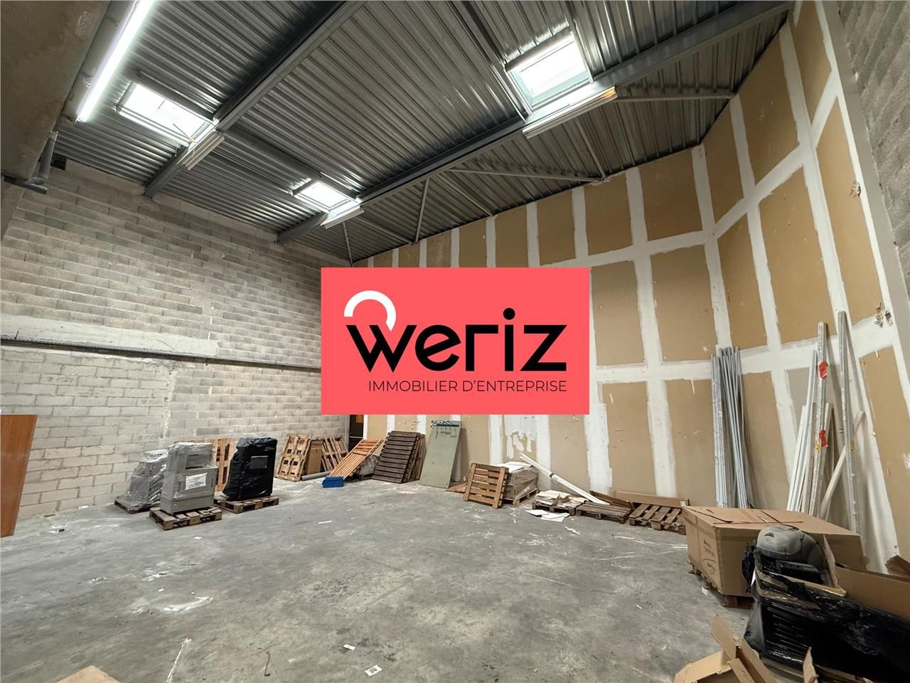 Idéalement situé dans la ZI Athélia 1, à l'entrée
