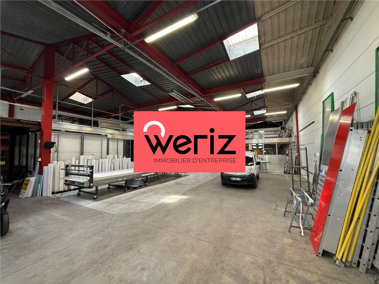 Situé en façade de l'A50, bénéficiant d'une excel