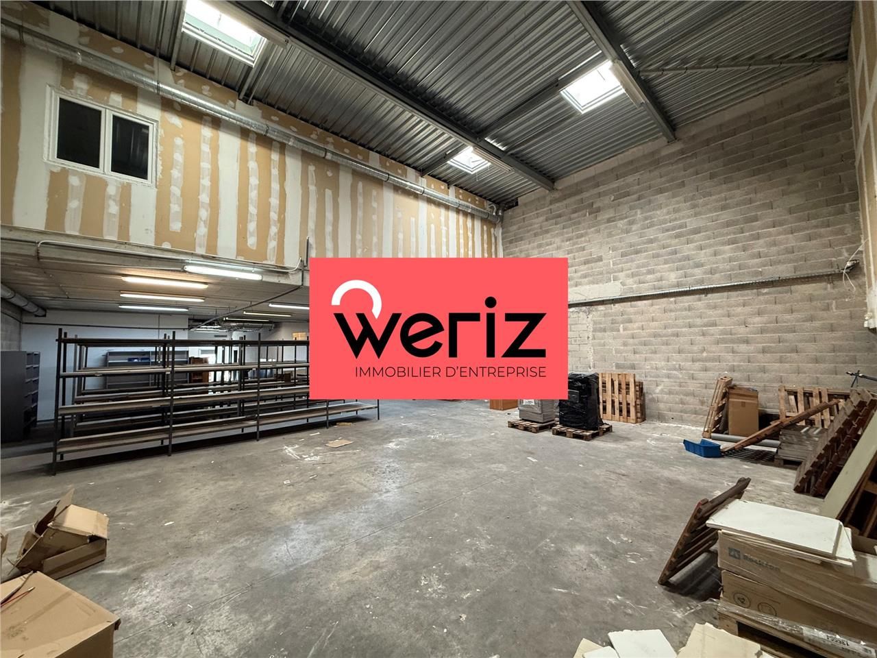 Idéalement situé dans la ZI Athélia 1, à l'entrée