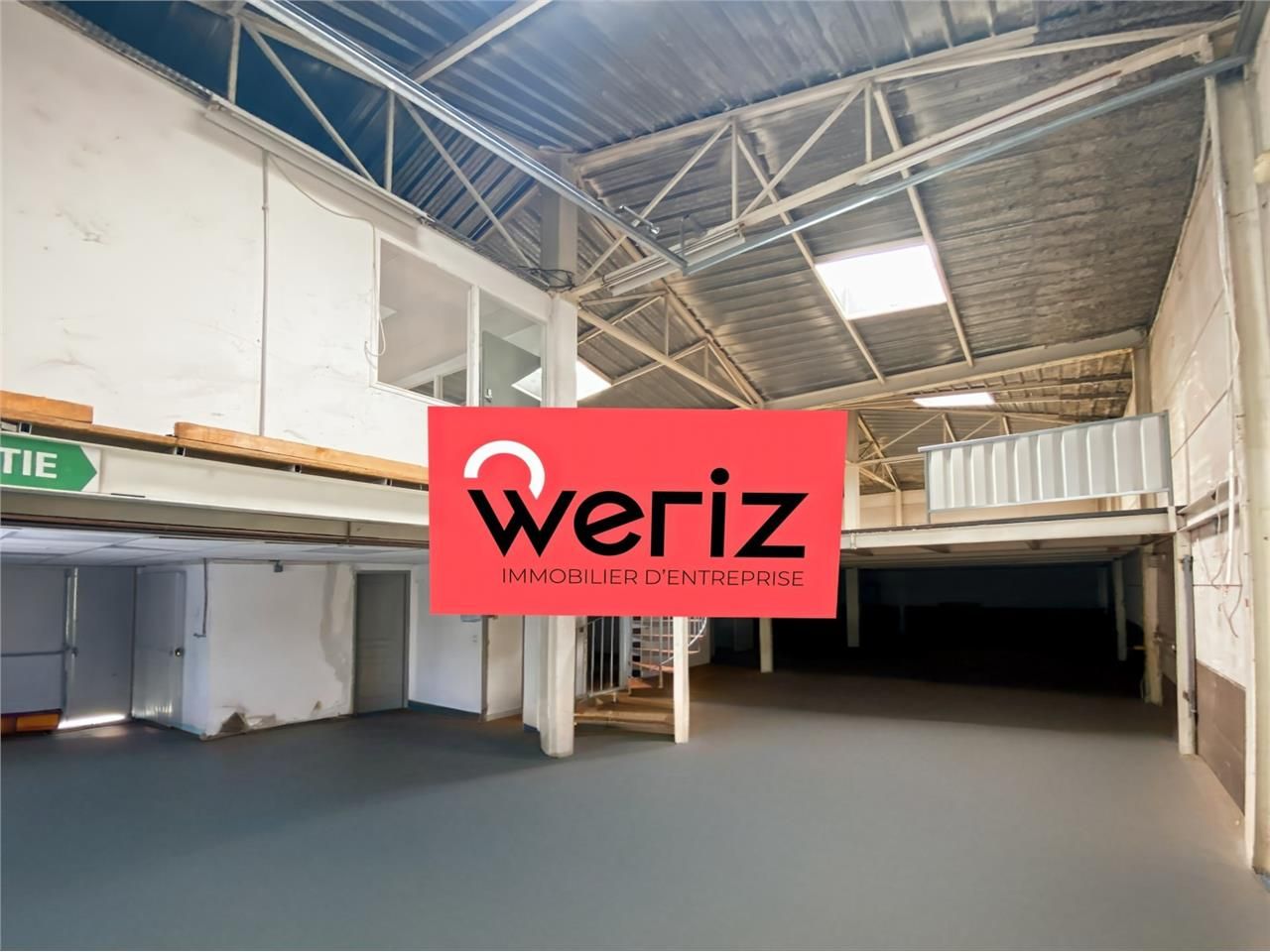 Situé en façade de l'A50, bénéficiant d'une excel