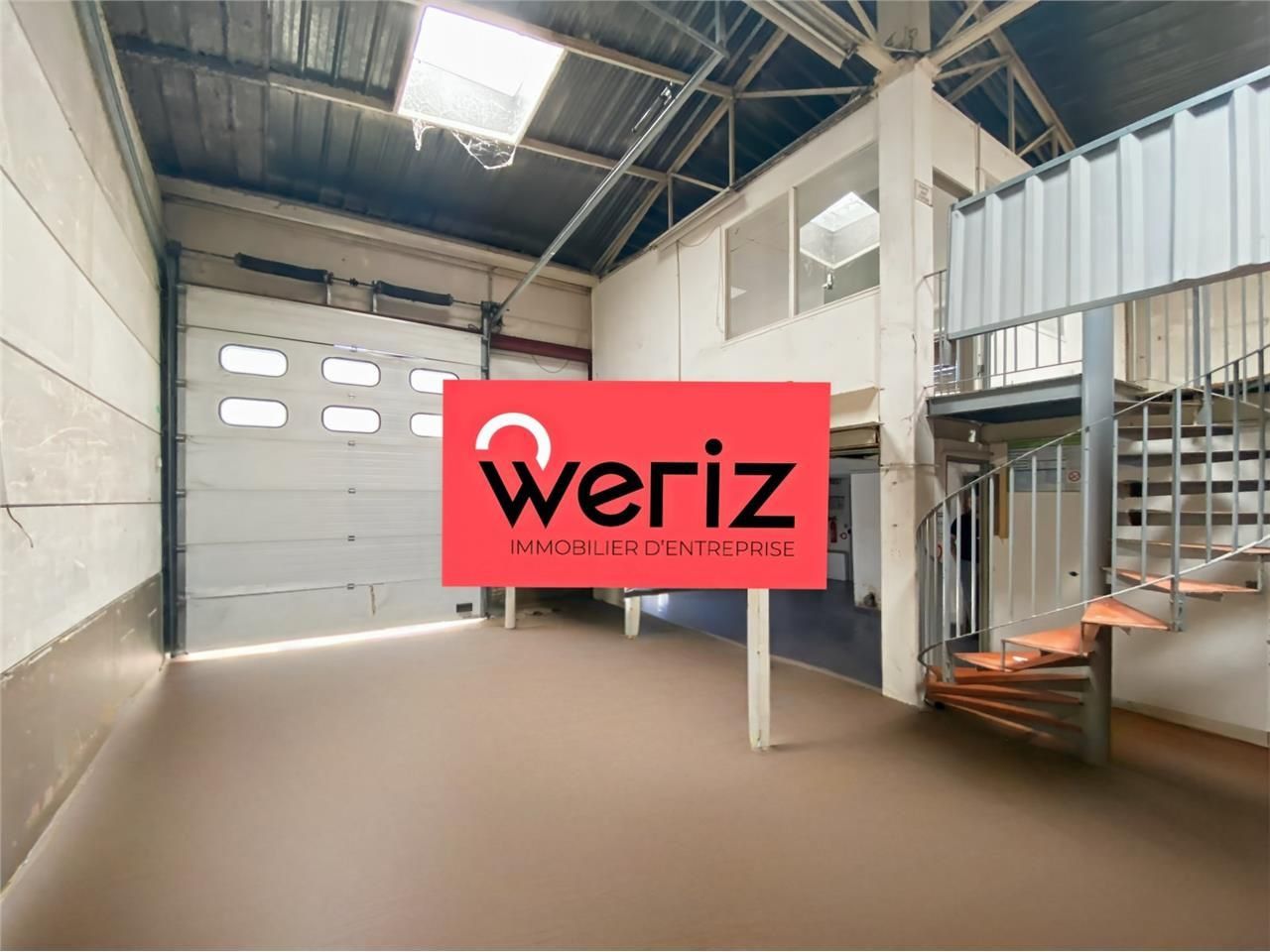 Situé en façade de l'A50, bénéficiant d'une excel