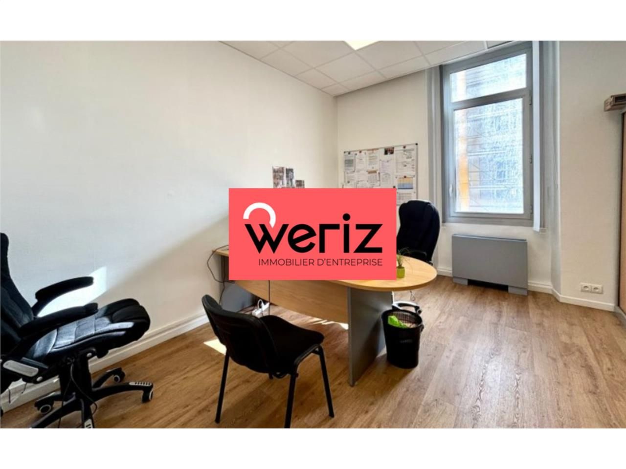 Situé rue Beauvau, entre la place de l'opéra et l