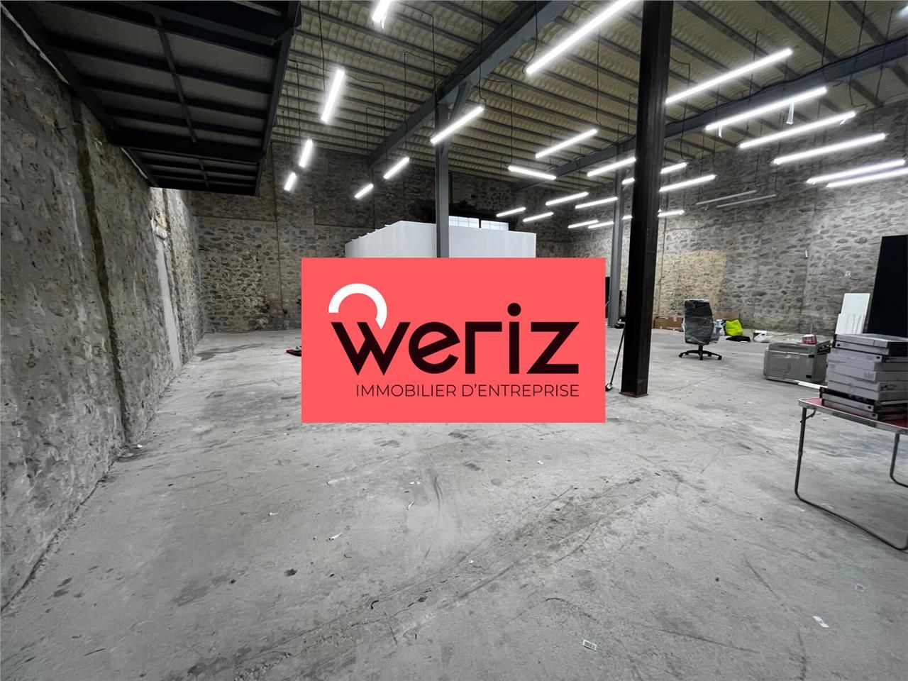 Situé dans une zone sécurisée par portail, à prox