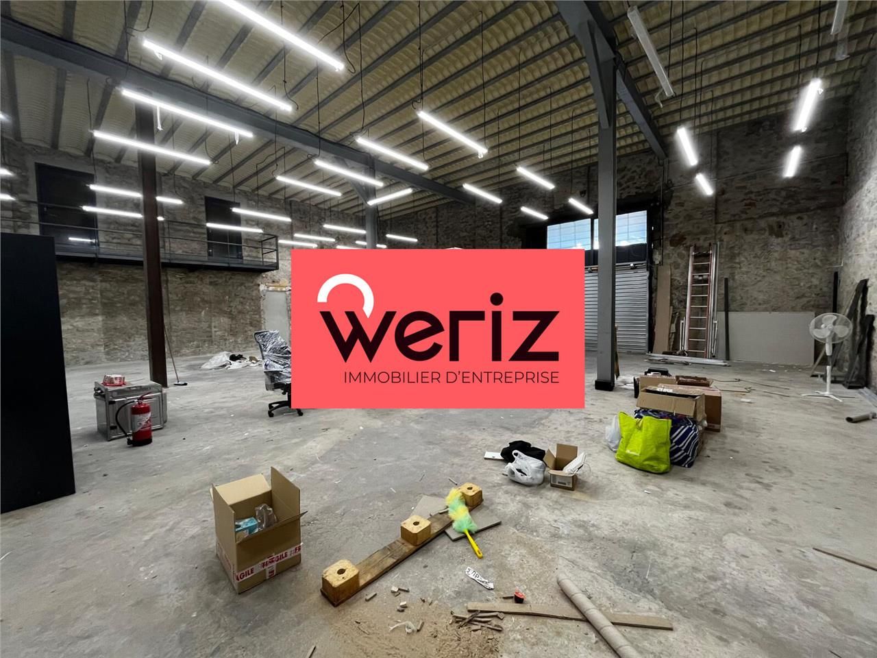 Situé dans une zone sécurisée par portail, à prox