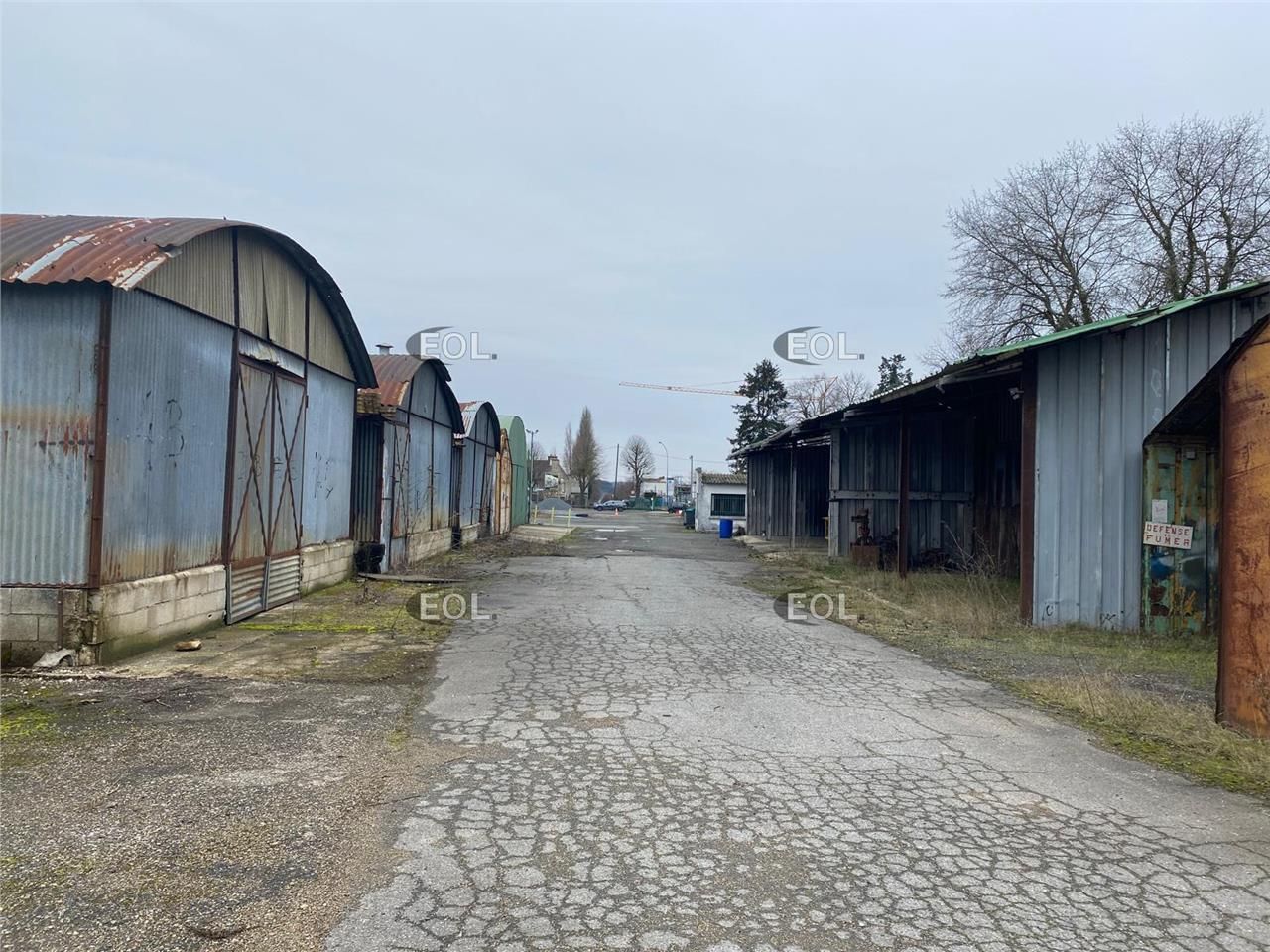 SANTENY (94) - A LOUER - Site avec locaux d'activité, hangars et bureaux de 1 100 m²