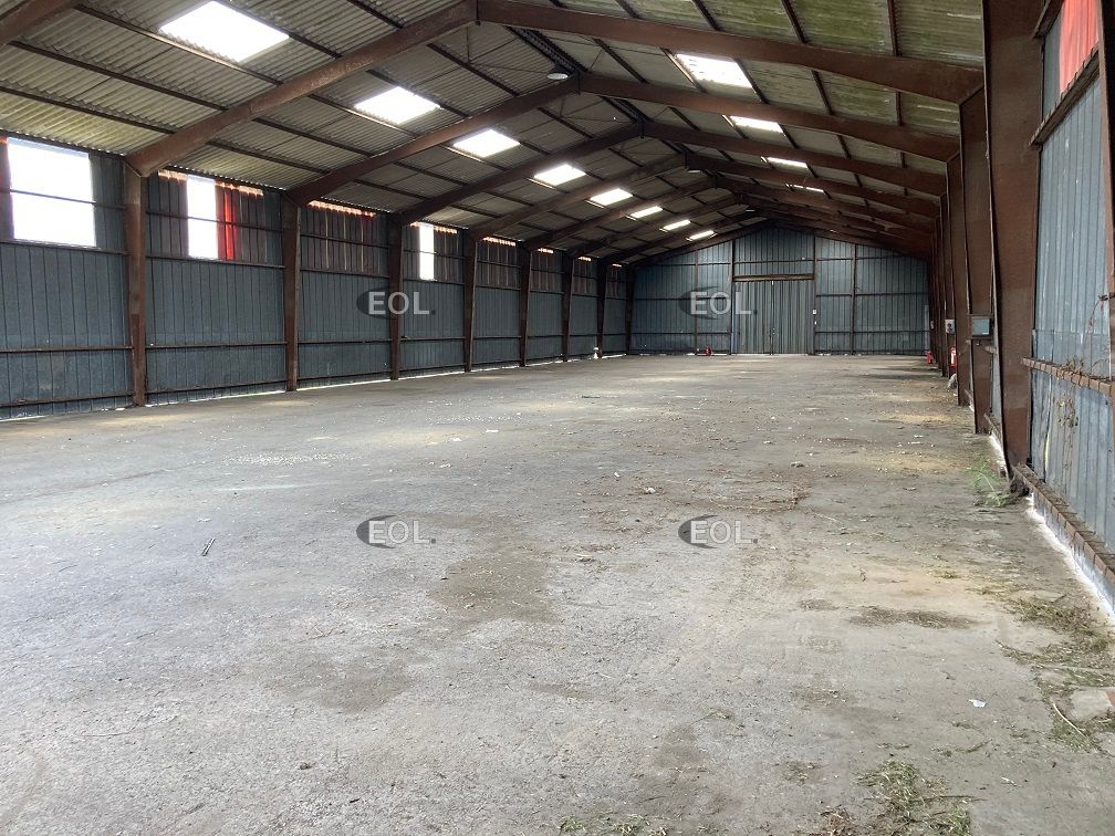 A LOUER - entrepôt avec bureaux de 900 m² sur 2 000 m² de terrain à meaux (77)