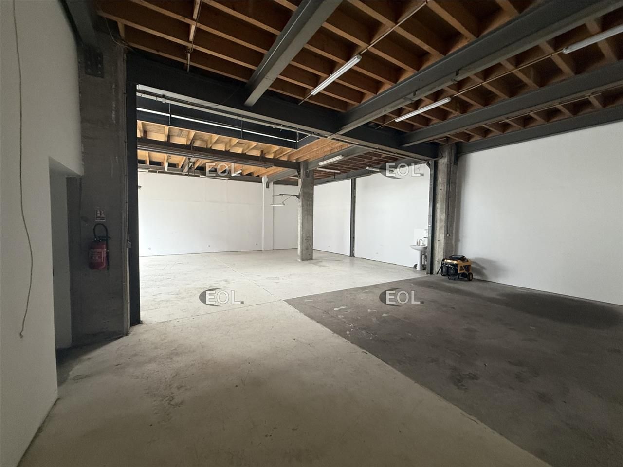 A louer - local d'activité/de stockage avec bureaux de 271 m²