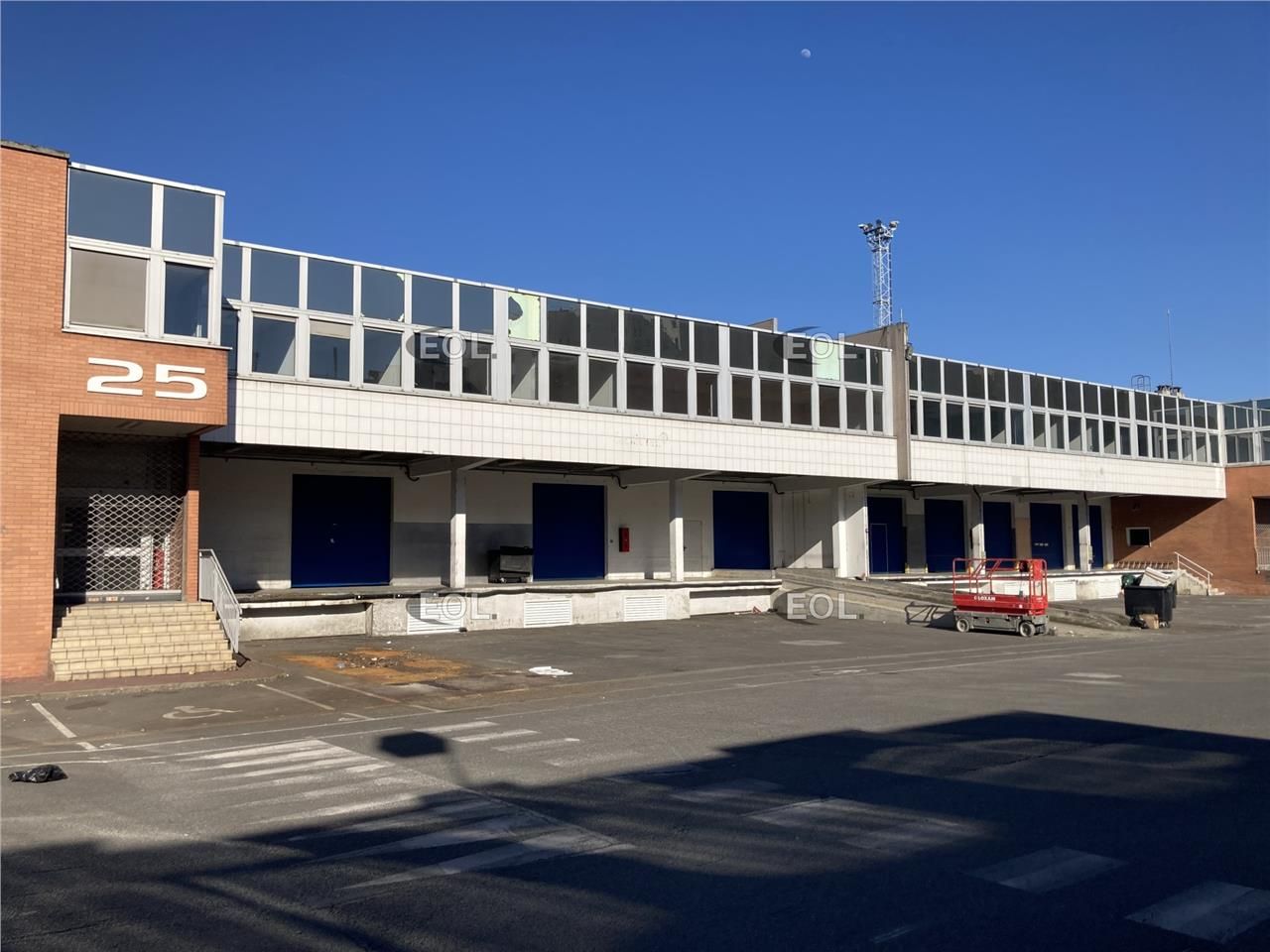 A LOUER - Locaux / Entrepôt avec quais à Charenton-le-Pont