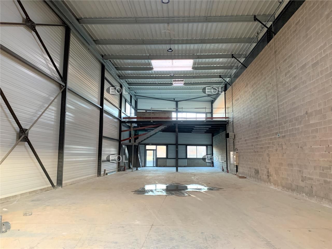 A VENDRE - Bâtiment d'activité avec bureaux de 3 052 m² divisible à partir de 430 m² à MOISSY-CRAMAYEL