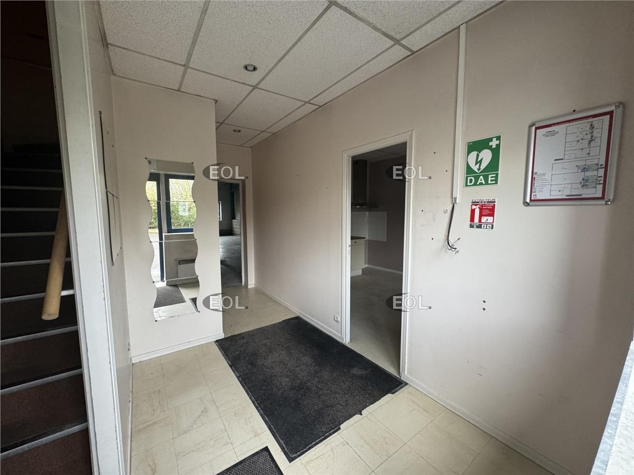 A LOUER - Local d'activités avec bureaux d'environ 276 m² à LISSES (91)