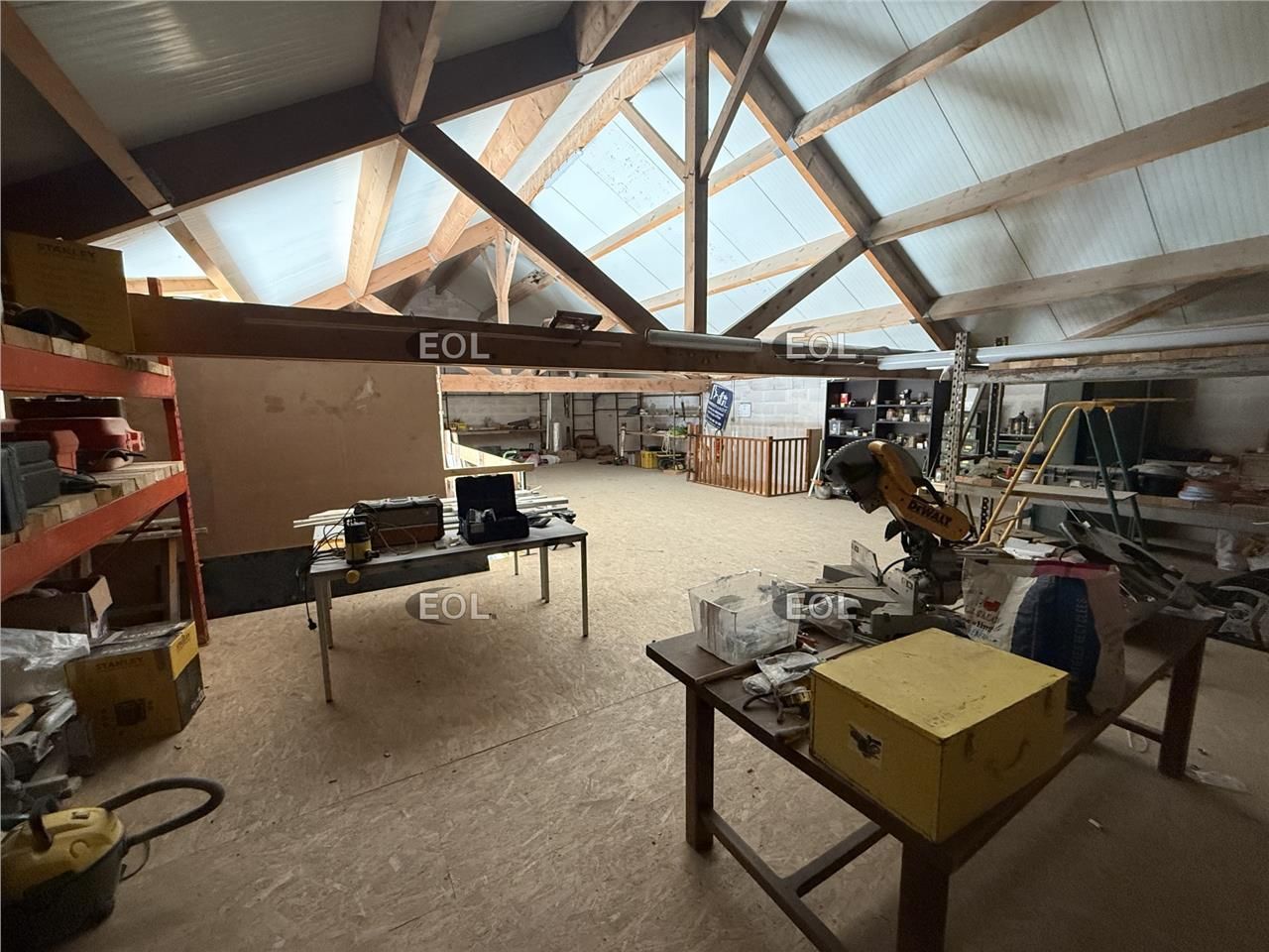 Entrepôt avec bureaux de 296 m² à louer / à vendre - Guignes (77)