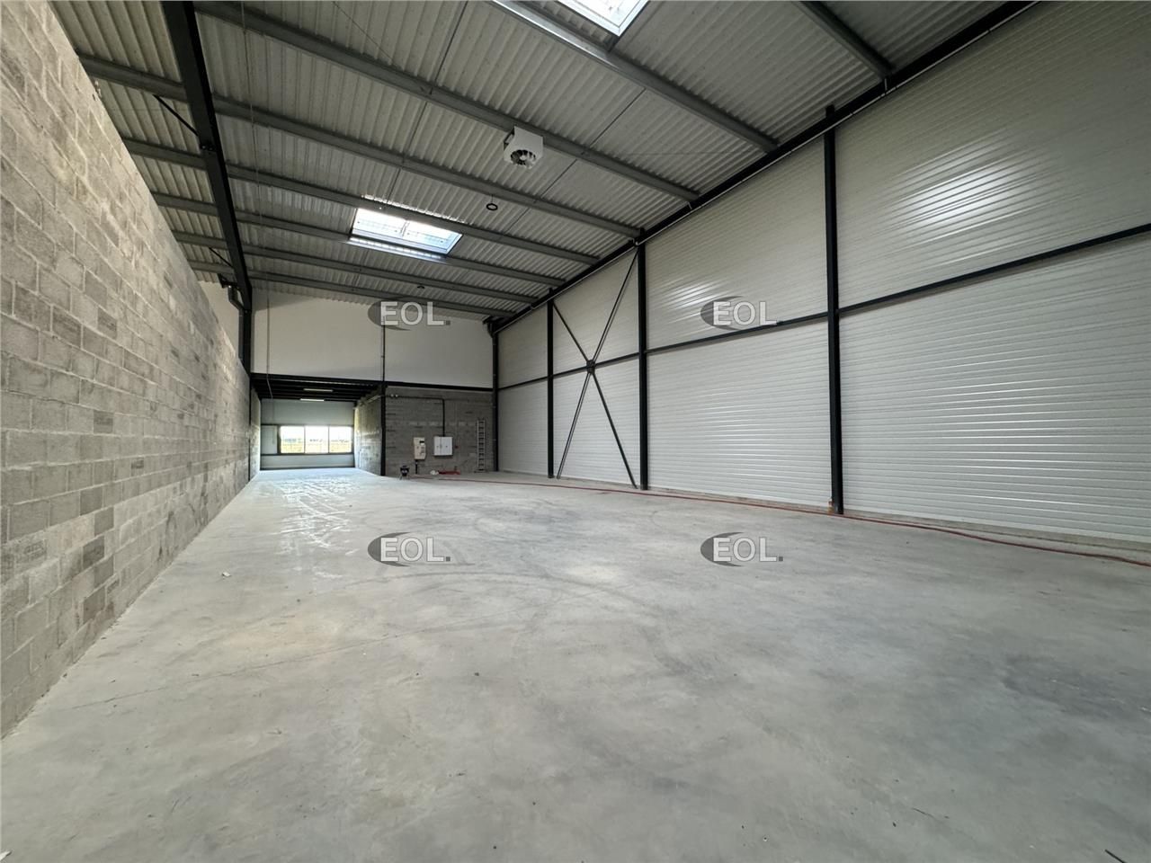 A LOUER - Bâtiment de 2465 m² divisible à partir de 493 m²