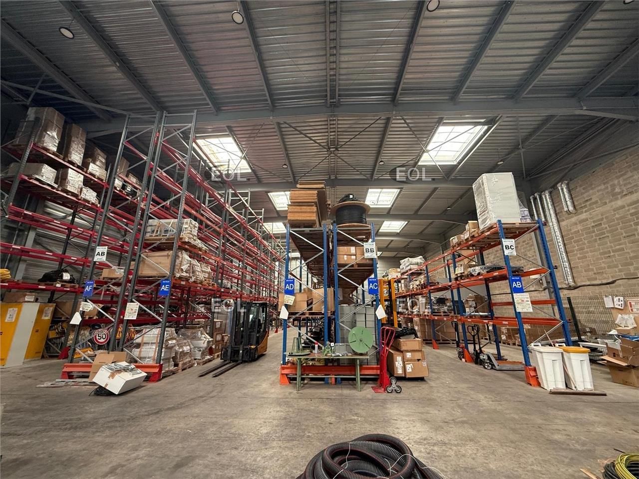 A LOUER / A VENDRE - Local d'activité avec bureaux de 1 240 m² à Bussy-Saint-Martin (77)