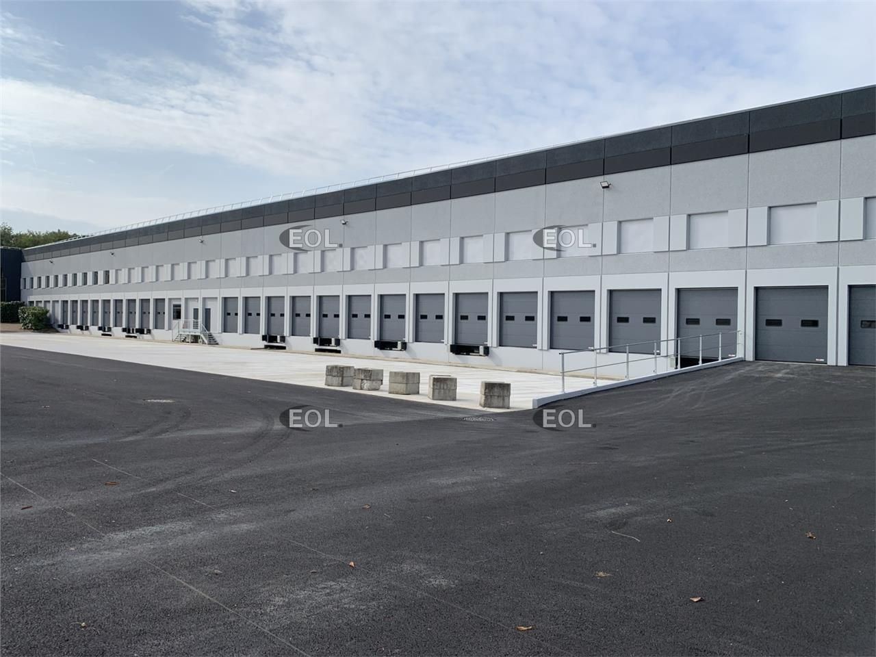 Location Entrepôt 8018 m² non divisibles