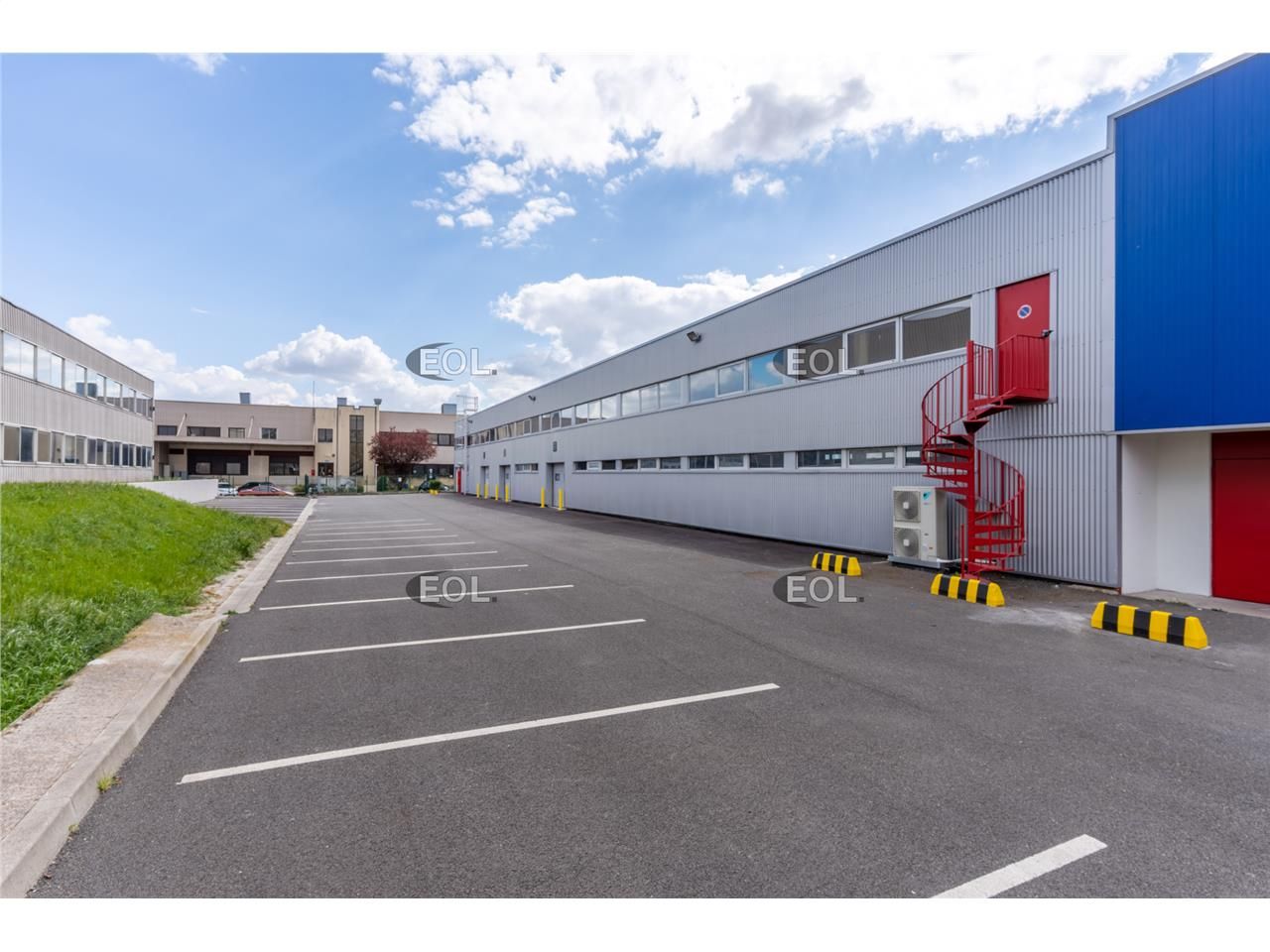 A LOUER: Bâtiment indépendant de 2 368 m² - Bezons