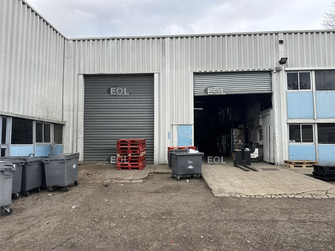 A vendre - entrepôt de 2 366 m²