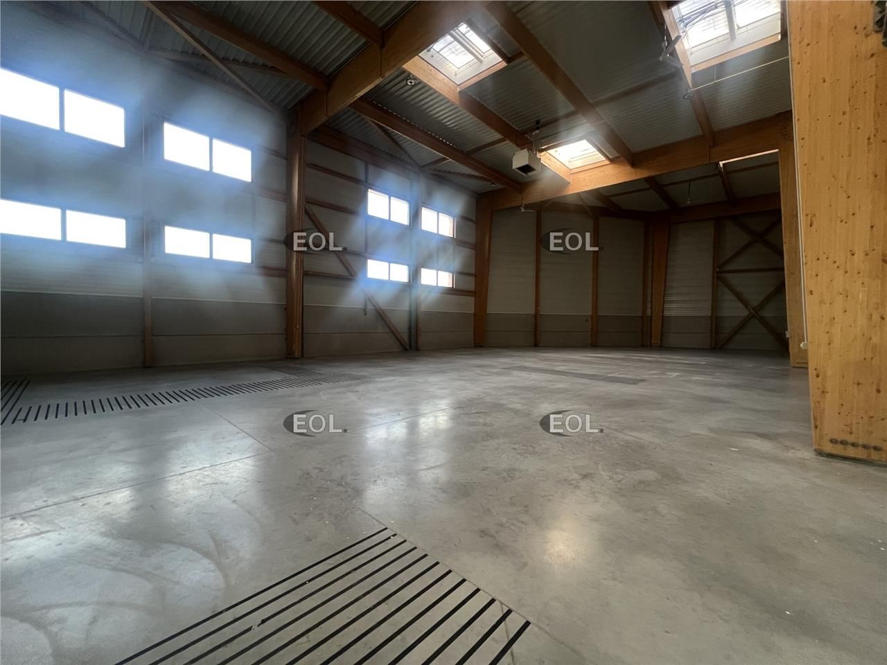 A LOUER - local d'activité de 1 086 m²