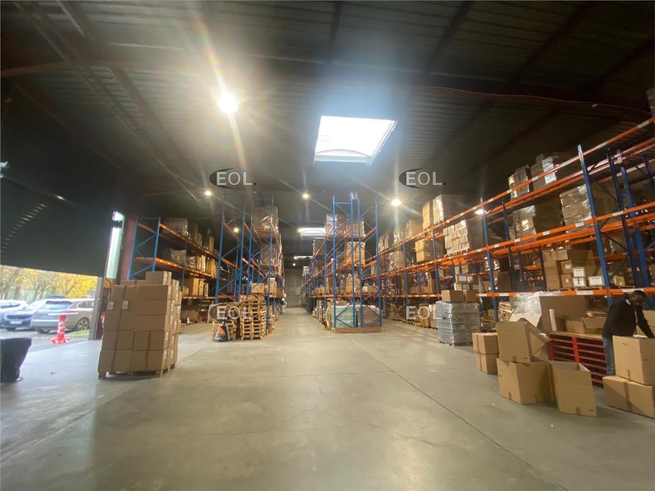 A LOUER - Entrepôt avec bureaux de 2 800 m² à Emerainville (77)