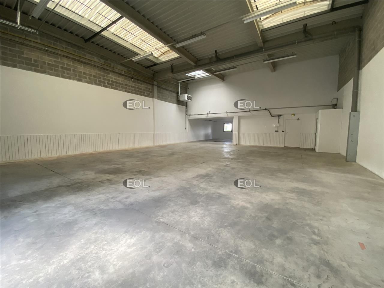 Local d'activités de 240 m² à la location à Moissy-Cramayel (77)