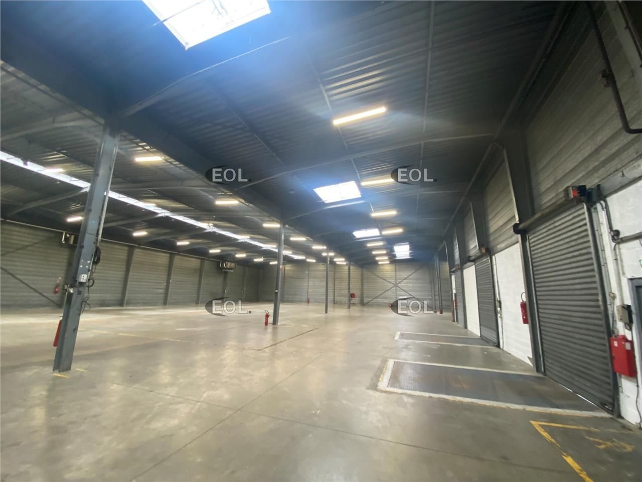 A LOUER IMMEUBLE d'ACTIVITE/STOCKAGE AVEC DES BUREAUX D'ACCOMPAGNEMENT DE 2 280 M² ENVIRON