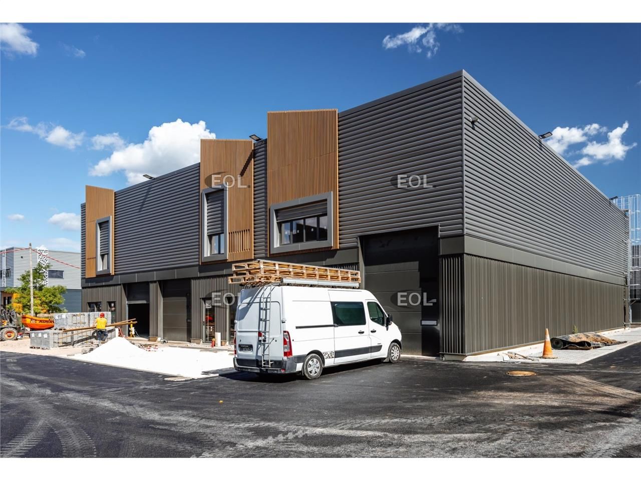 A VENDRE - Bâtiment d'activité avec bureaux de 3 367 m² à Courtry (77)