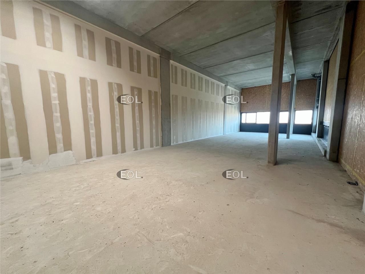 A vendre - cellules de stockage/showroom avec bureaux de 200 m² à 400 m² environ