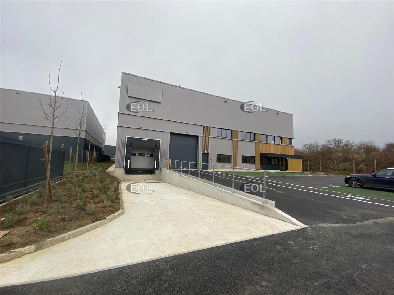 Vaires-sur-Marne (77) - A Vendre / A Louer - Local d'activité avec bureaux de 1 675 m²