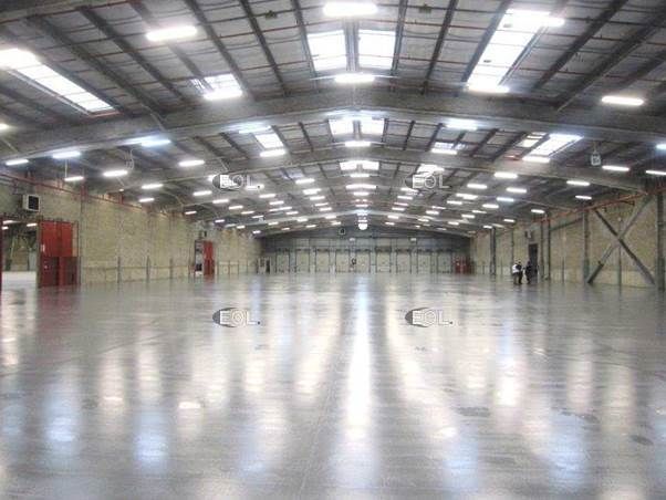 A louer cellules de logistique d'environ 4 000 m² avec des portes à quai à Compans (77)