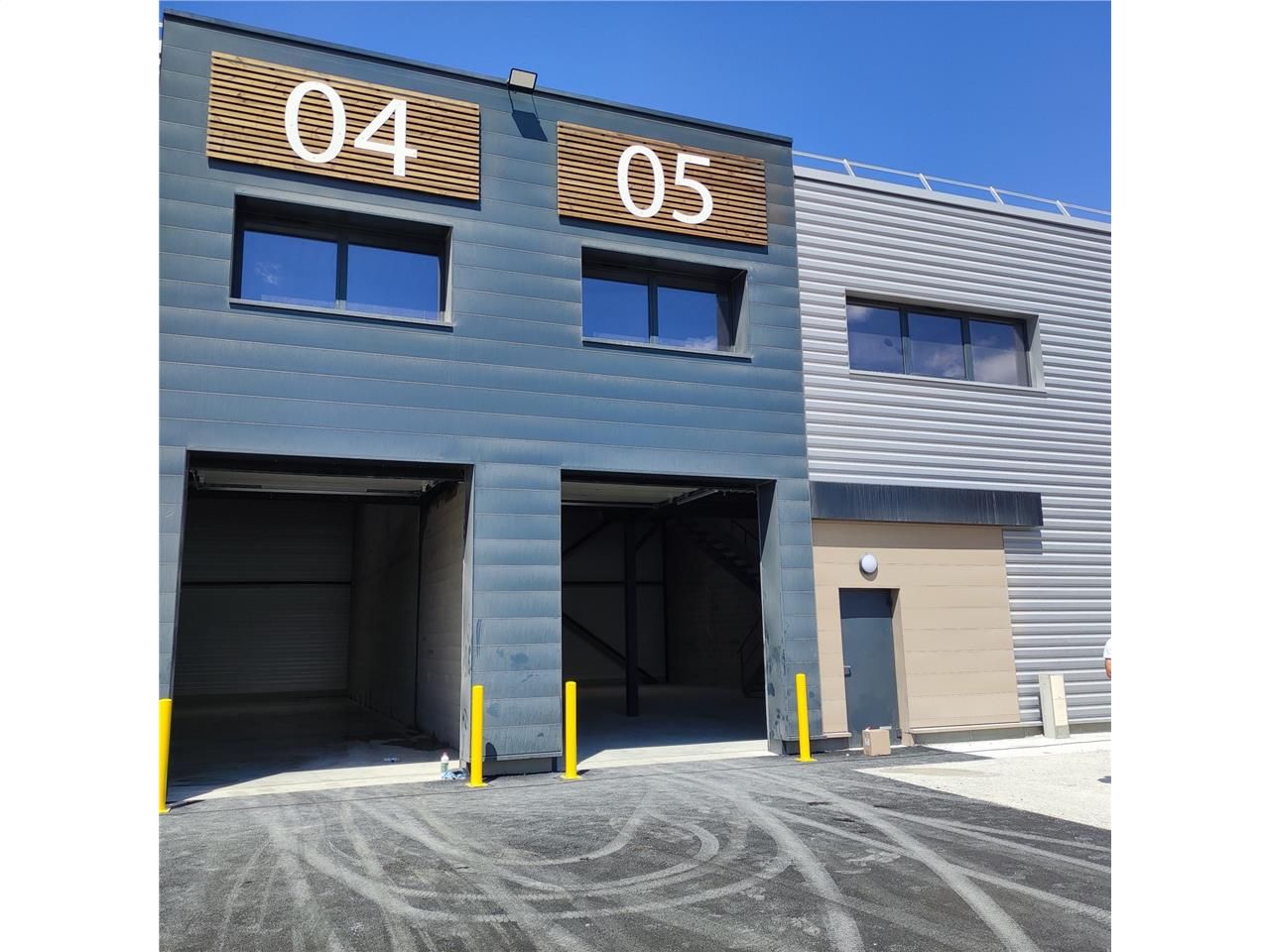 CBRE vous propose, à la location, des locaux d'ac