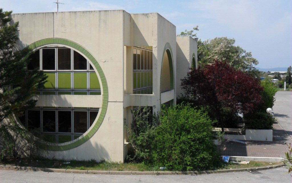 En façade de la RN 113, à 500 mètres de la zone a