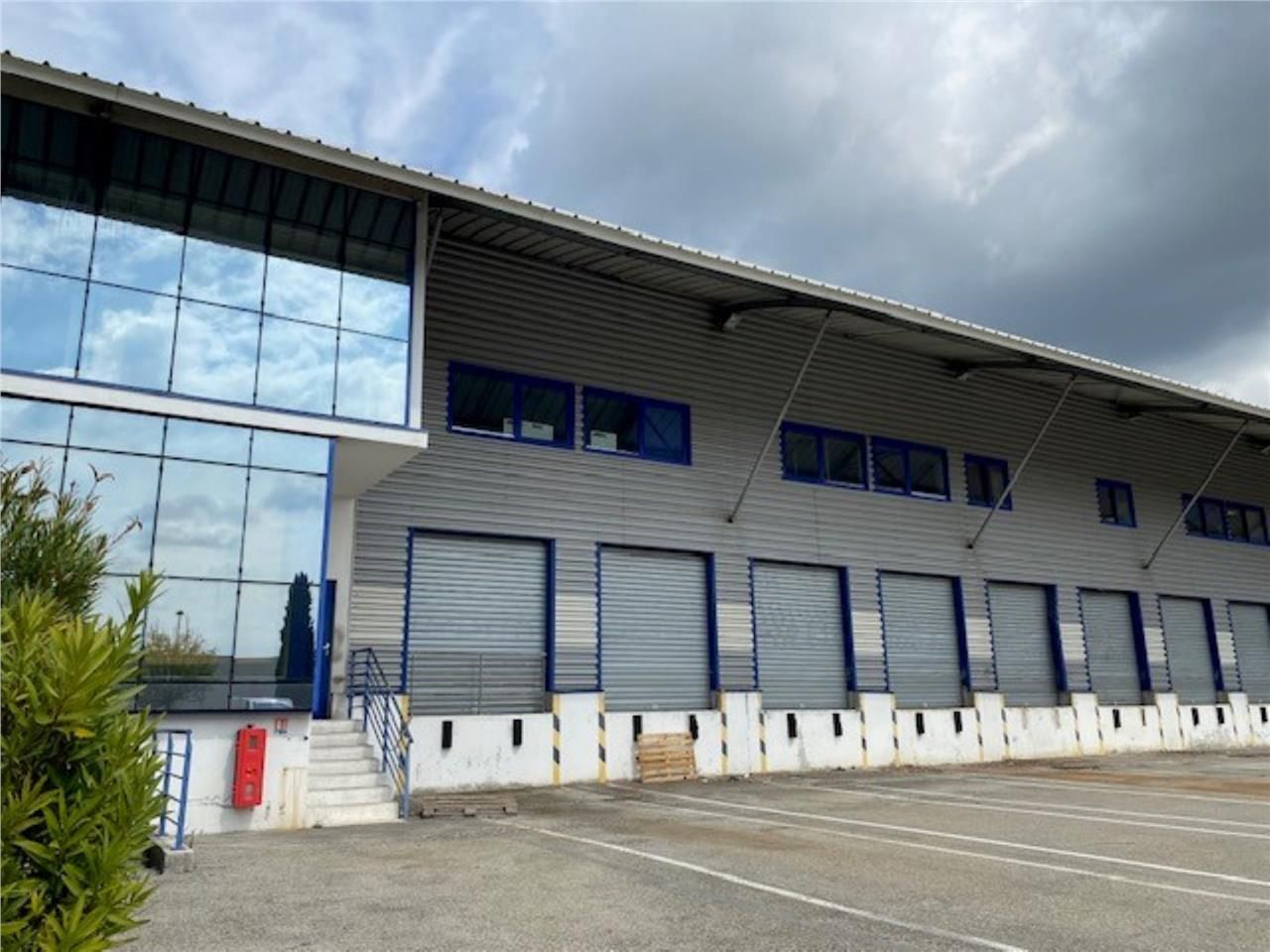 CBRE vous propose des locaux d'activité de 2 400 