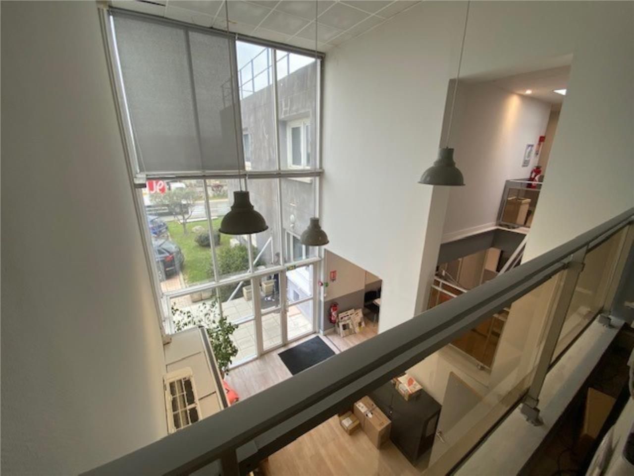 CBRE vous propose des bureaux de 695 m² environ, 