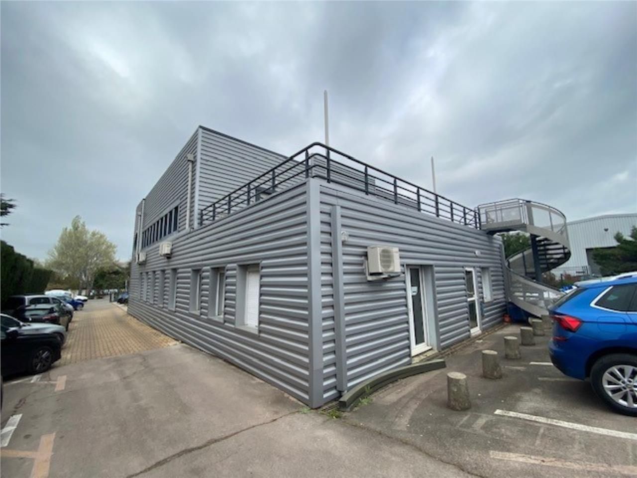 CBRE vous propose des bureaux de 695 m² environ, 