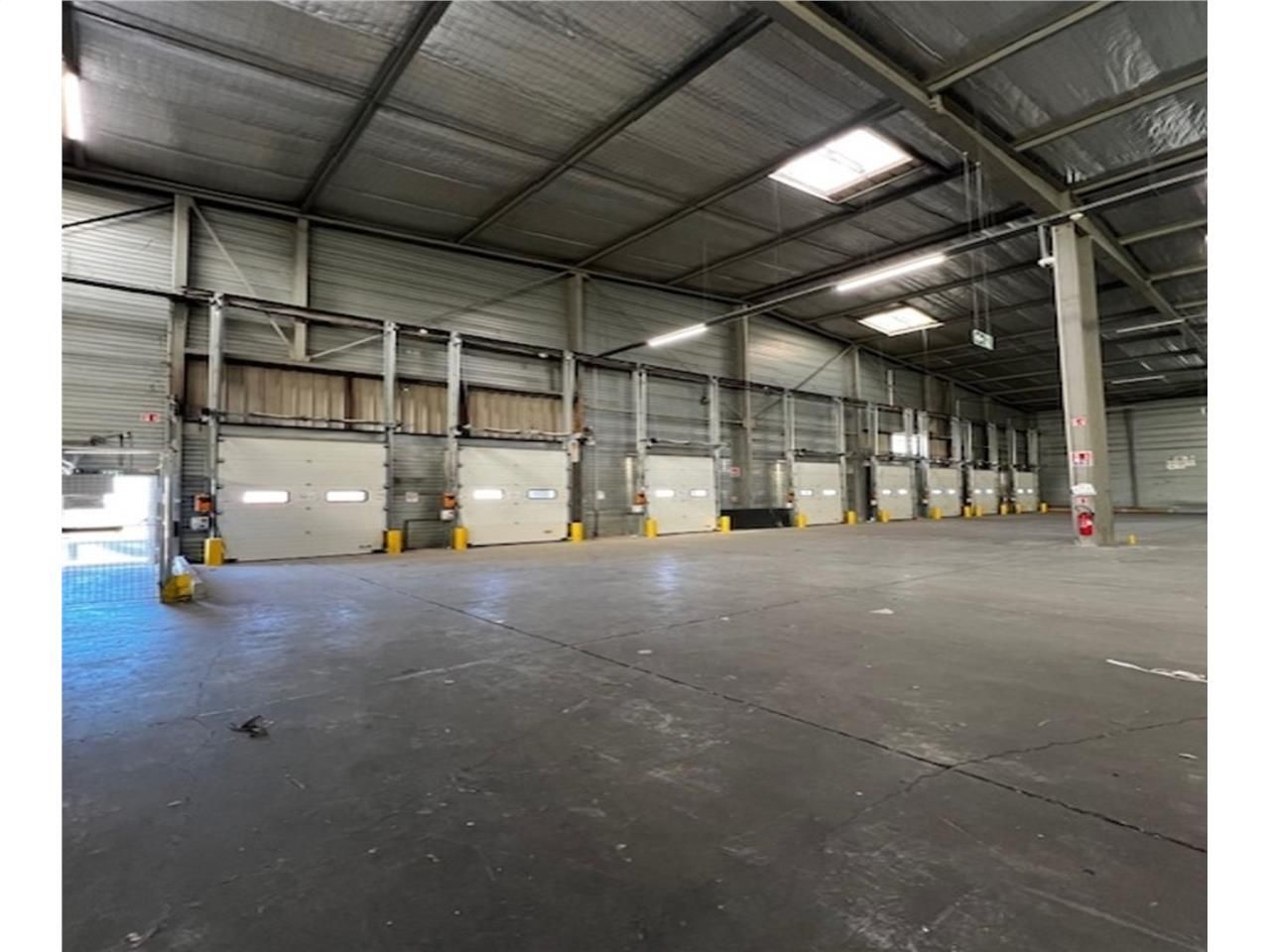 CBRE vous propose un entrepôt  de 5 620 m² enviro