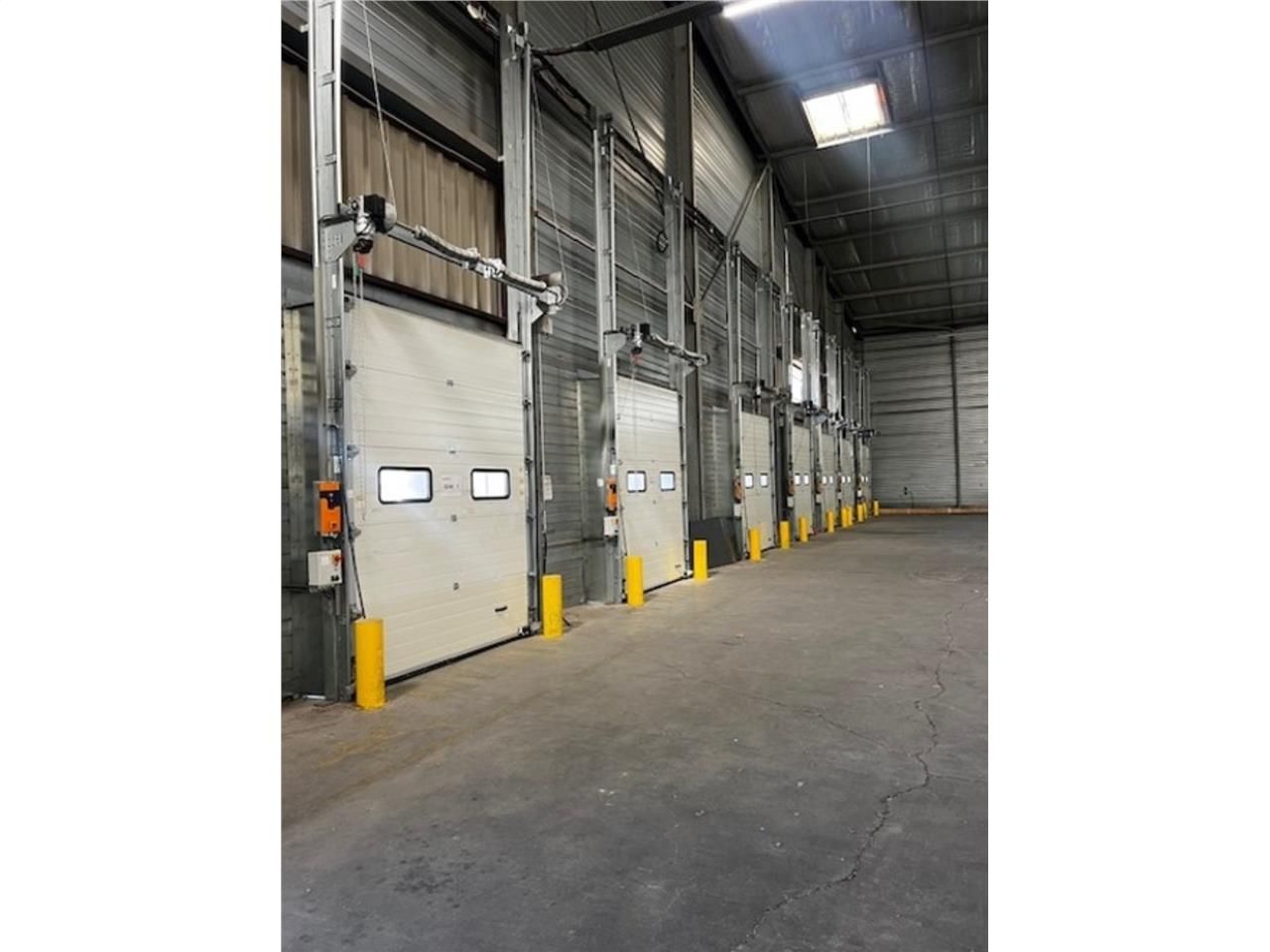 CBRE vous propose un entrepôt  de 5 620 m² enviro